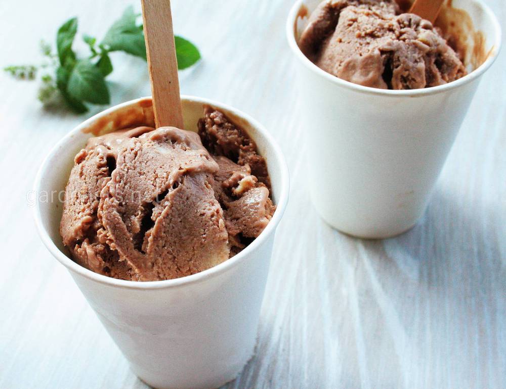 Шоколадное мороженое с орехами