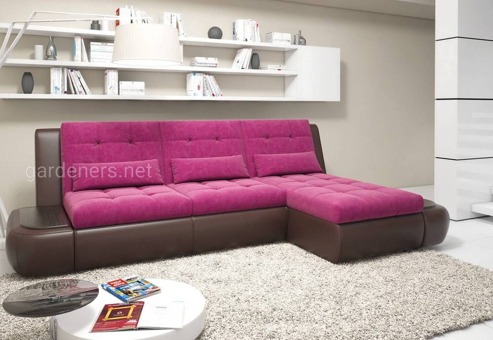 современный диван с подушками