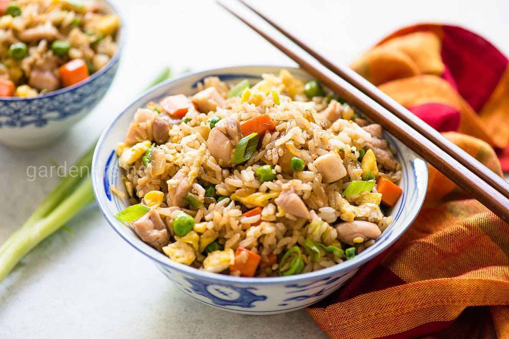 Рис по-китайски с овощами и яйцом