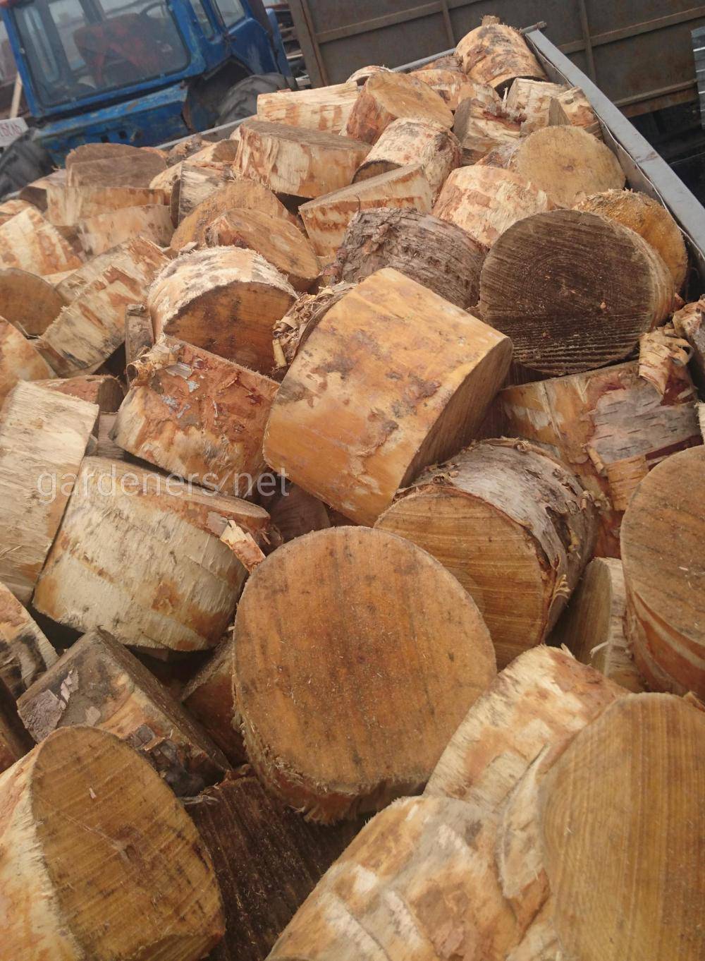 Купить дрова в новосибирске с доставкой. Дрова отпад березовый. Дрова навалом. Дрова березовые без коры.