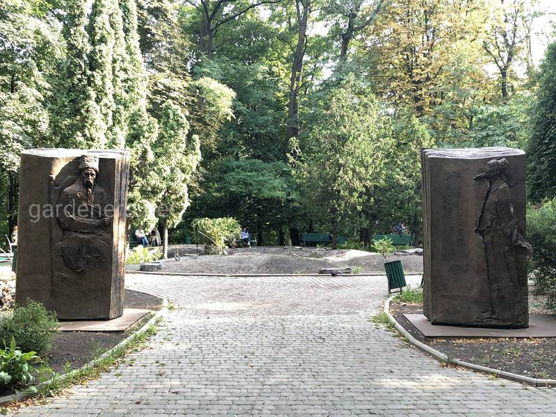Двойной памятник гениям украинцу Тарасу Шевченко и китайцу Ду Фу