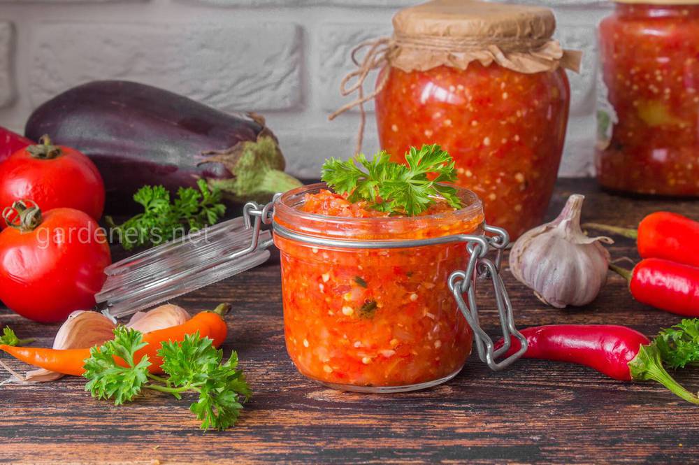 Смачний і корисний рецепт аджики з томатів