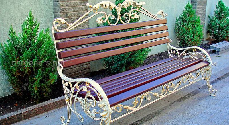 Красота и практичность: кованые скамейки на вашем участке