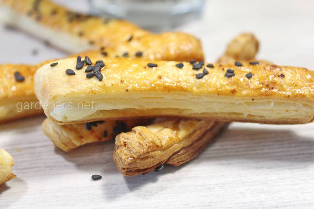 Слоеное печенье с сыром и кунжутом