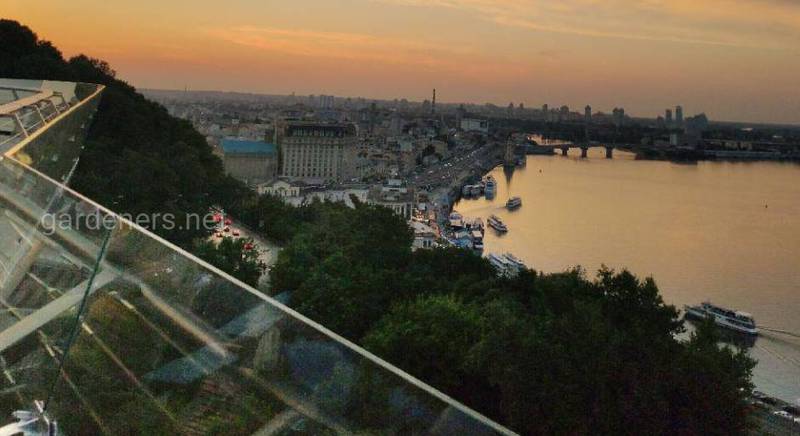 Над Днепром появился прозрачный мост: новая изюминка Киева