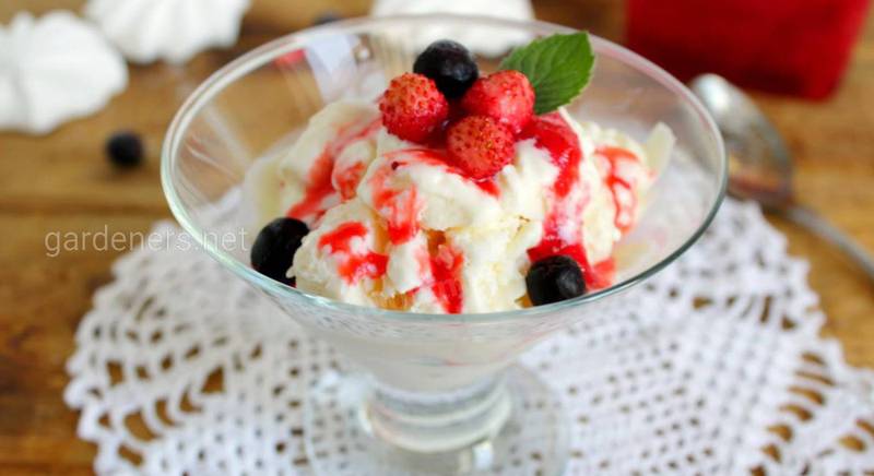 Сливочное мороженое с ягодами