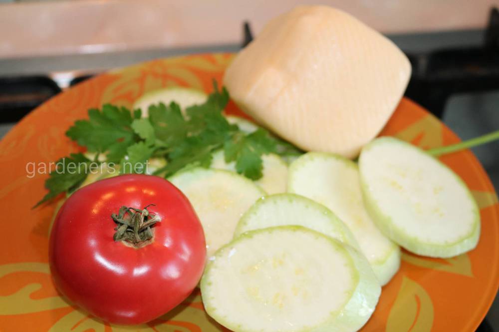 Жареные кабачки с помидорами и сыром