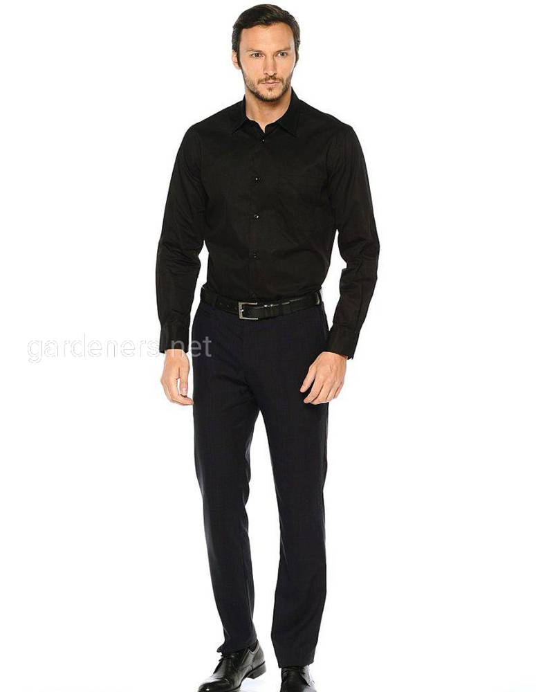 Черные брюки и черная рубашка